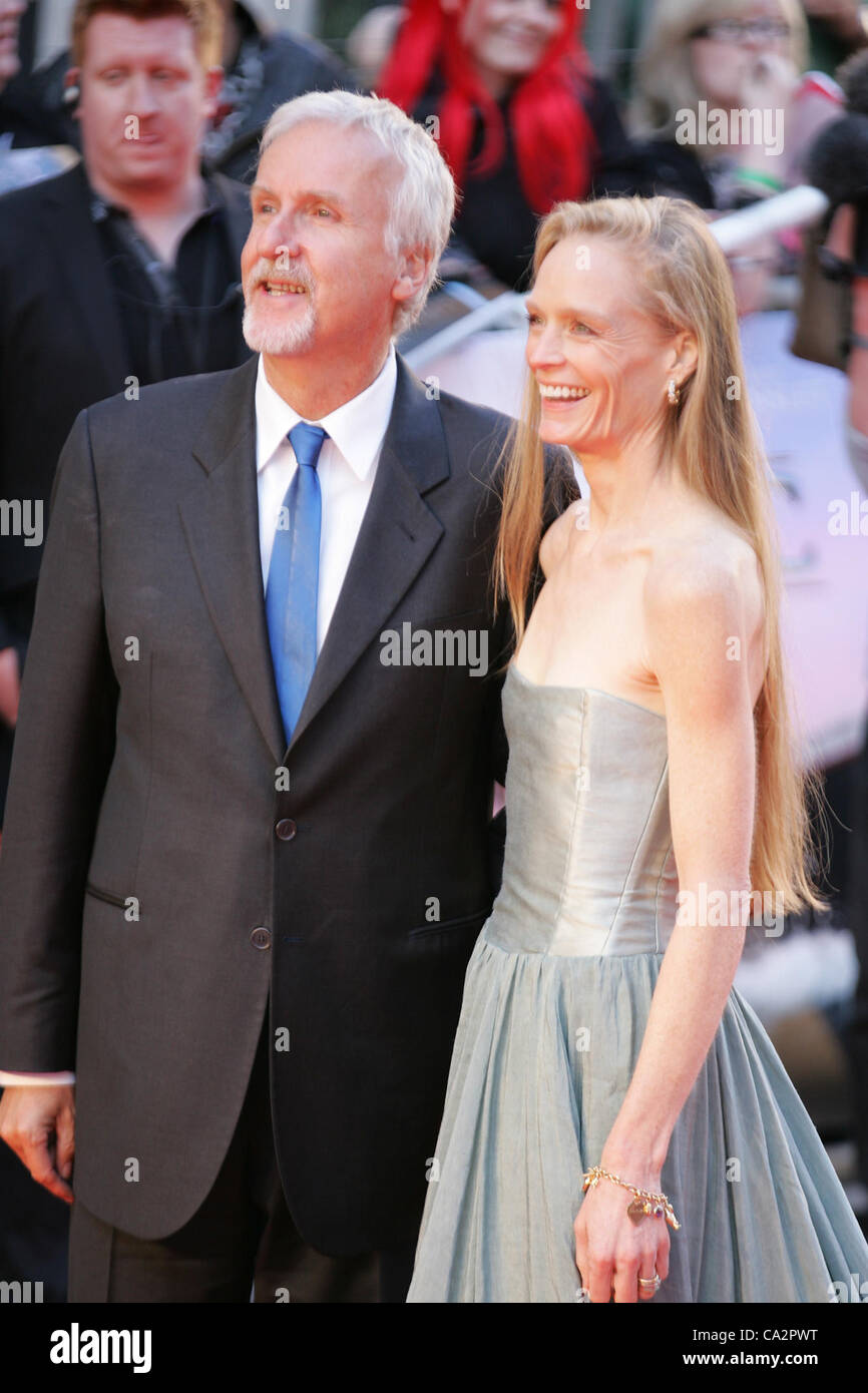 James Cameron & Suzy Amis Cameron besuchen die Titanic 3D - Welt-Premiere in der Royal Albert Hall in London Stockfoto