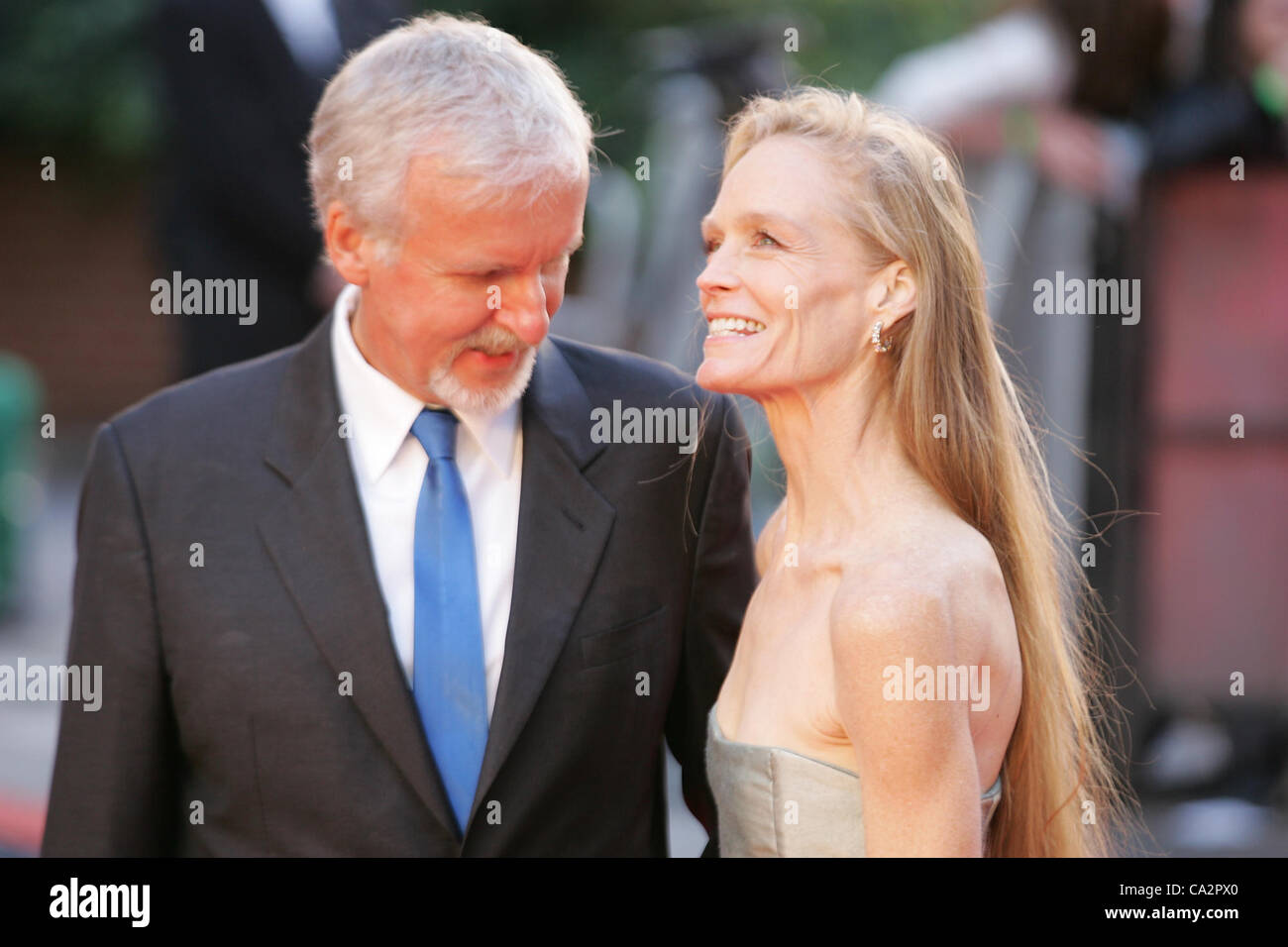 James Cameron & Suzy Amis Cameron besuchen die Titanic 3D - Welt-Premiere in der Royal Albert Hall in London Stockfoto