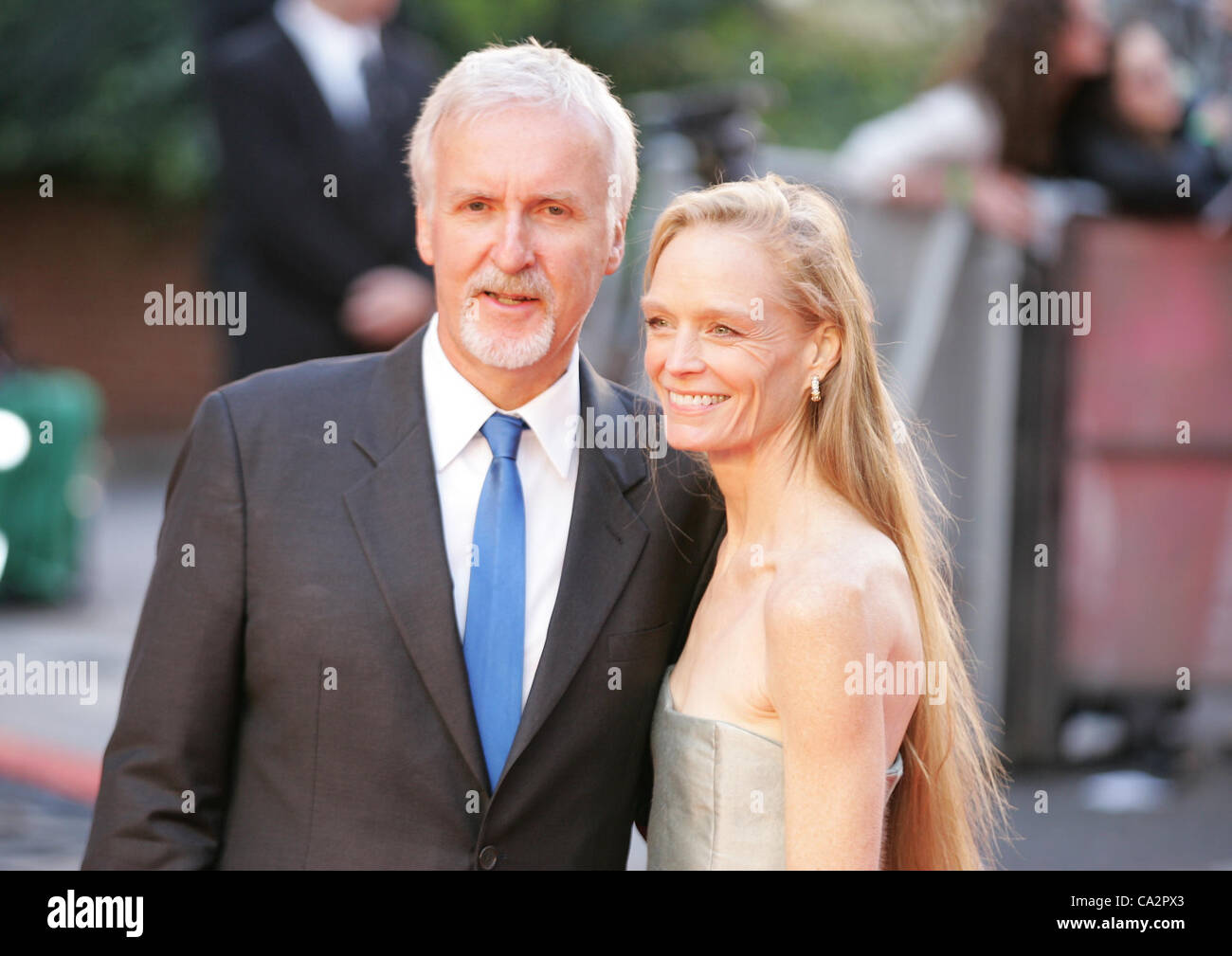 James Cameron & Suzy Amis Cameron besuchen die Titanic 3D - Welt-Premiere in der Royal Albert Hall in London Stockfoto