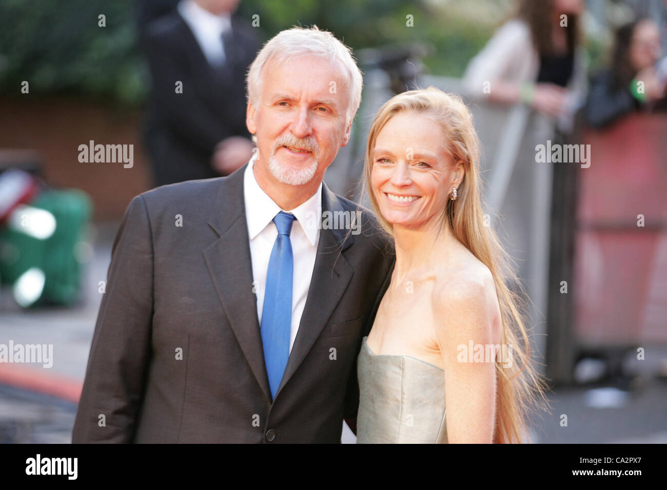 James Cameron & Suzy Amis Cameron besuchen die Titanic 3D - Welt-Premiere in der Royal Albert Hall in London Stockfoto