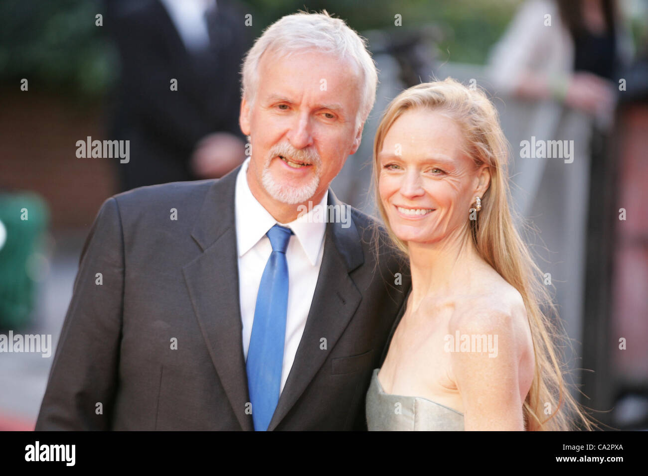 James Cameron & Suzy Amis Cameron besuchen die Titanic 3D - Welt-Premiere in der Royal Albert Hall in London Stockfoto