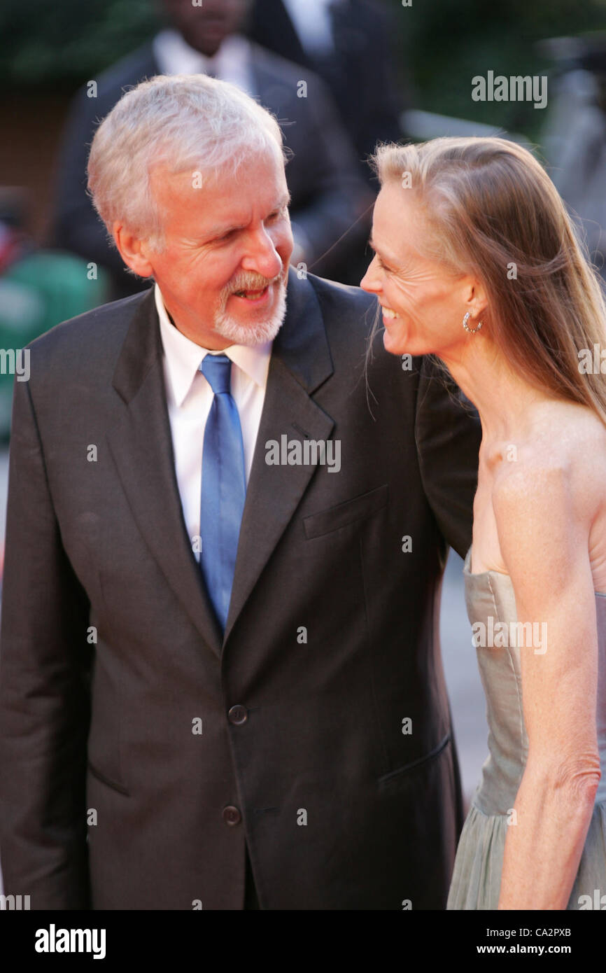 James Cameron & Suzy Amis Cameron besuchen die Titanic 3D - Welt-Premiere in der Royal Albert Hall in London Stockfoto