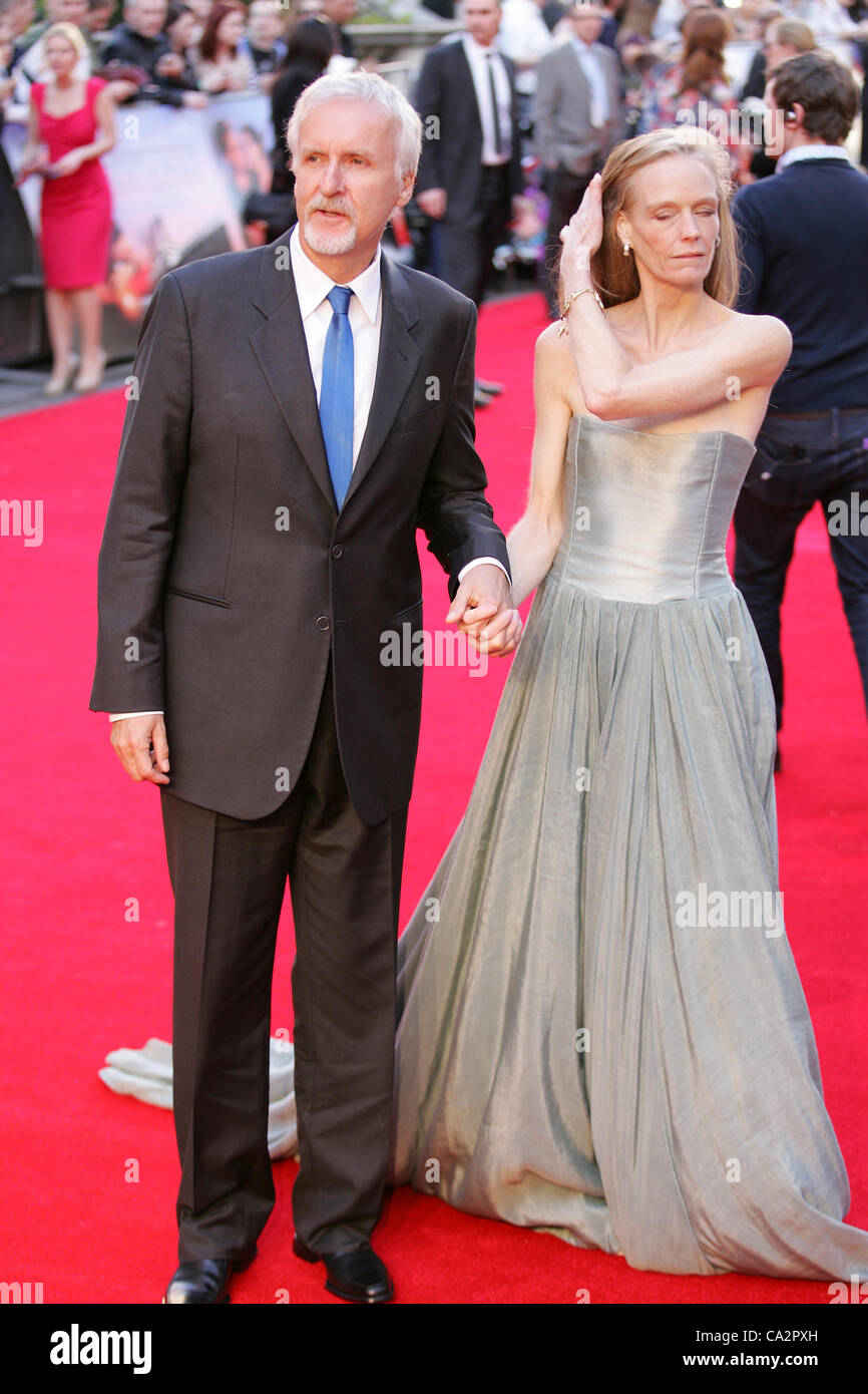 James Cameron & Suzy Amis Cameron besuchen die Titanic 3D - Welt-Premiere in der Royal Albert Hall in London Stockfoto