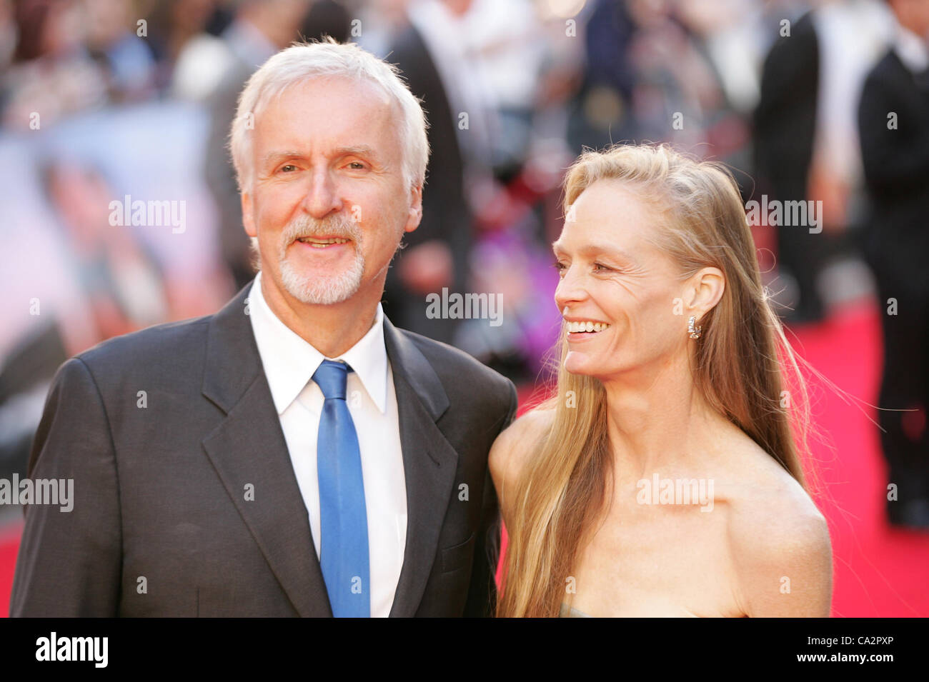James Cameron & Suzy Amis Cameron besuchen die Titanic 3D - Welt-Premiere in der Royal Albert Hall in London Stockfoto