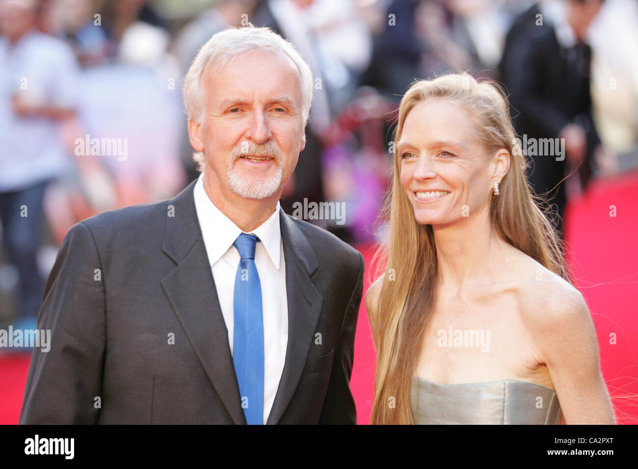 James Cameron & Suzy Amis Cameron besuchen die Titanic 3D - Welt-Premiere in der Royal Albert Hall in London Stockfoto