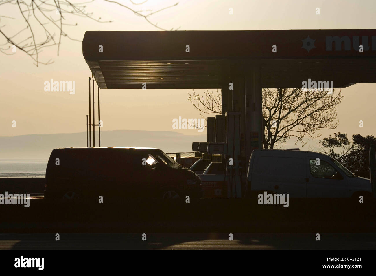 Swansea - UK - 280312 Autofahrer Warteschlange für Treibstoff an die Murco Tankstelle auf Mumbles Road in Swansea früh am Morgen. Stockfoto