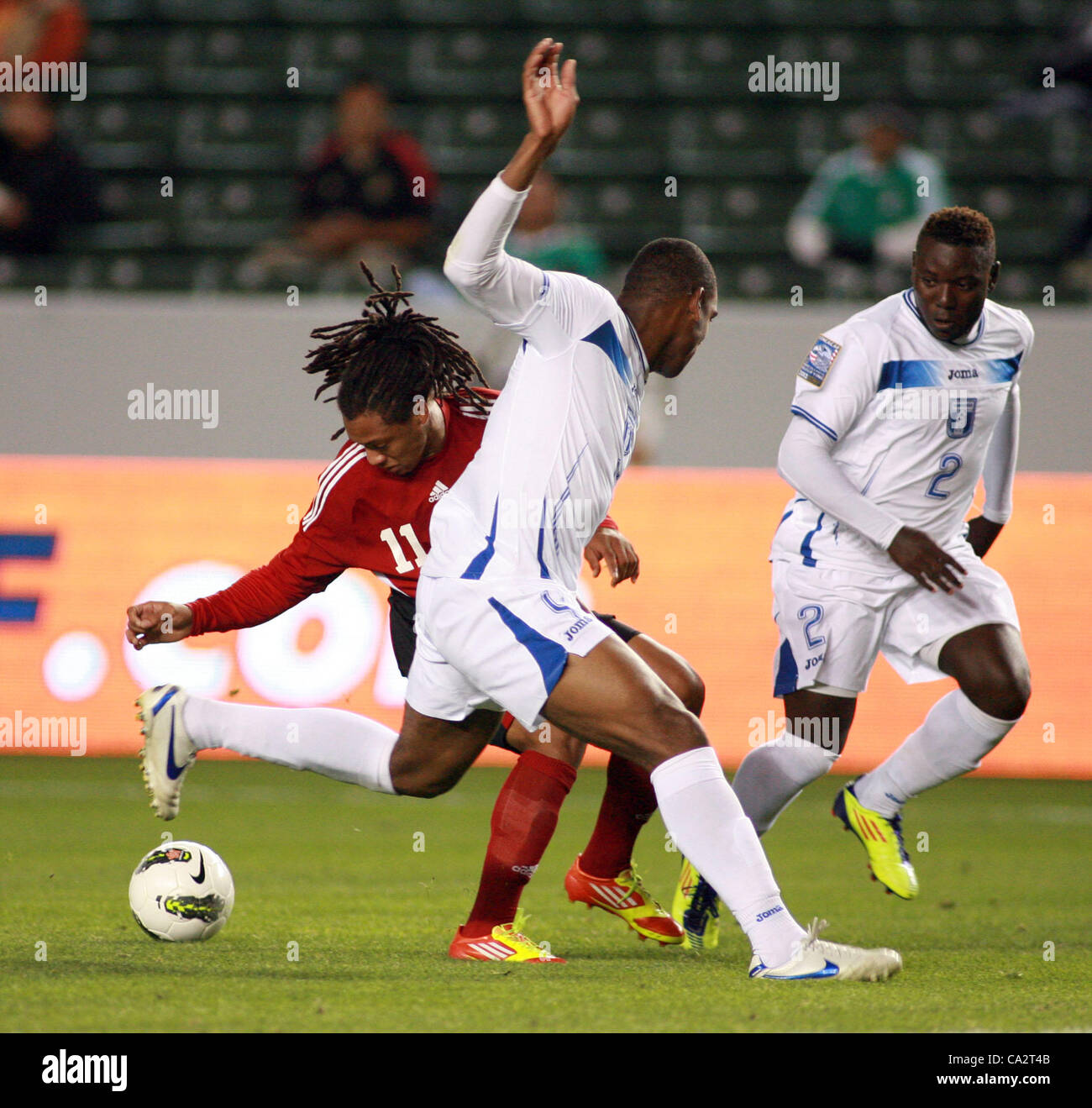 27. März 2012 - Los Angeles, Kalifornien, USA - Honduras Wilmer Casildo (R) zusieht wie sein Teamkollege Hilder Colon (Mitte) für einen Ball gegen Trinidad & Tobago Shahdon Winchester während der 2012 CONCACAF Herren Olympia-Qualifikation Spiel im Home Depot Center am 27. März 2012 in Carson kämpft, Stockfoto