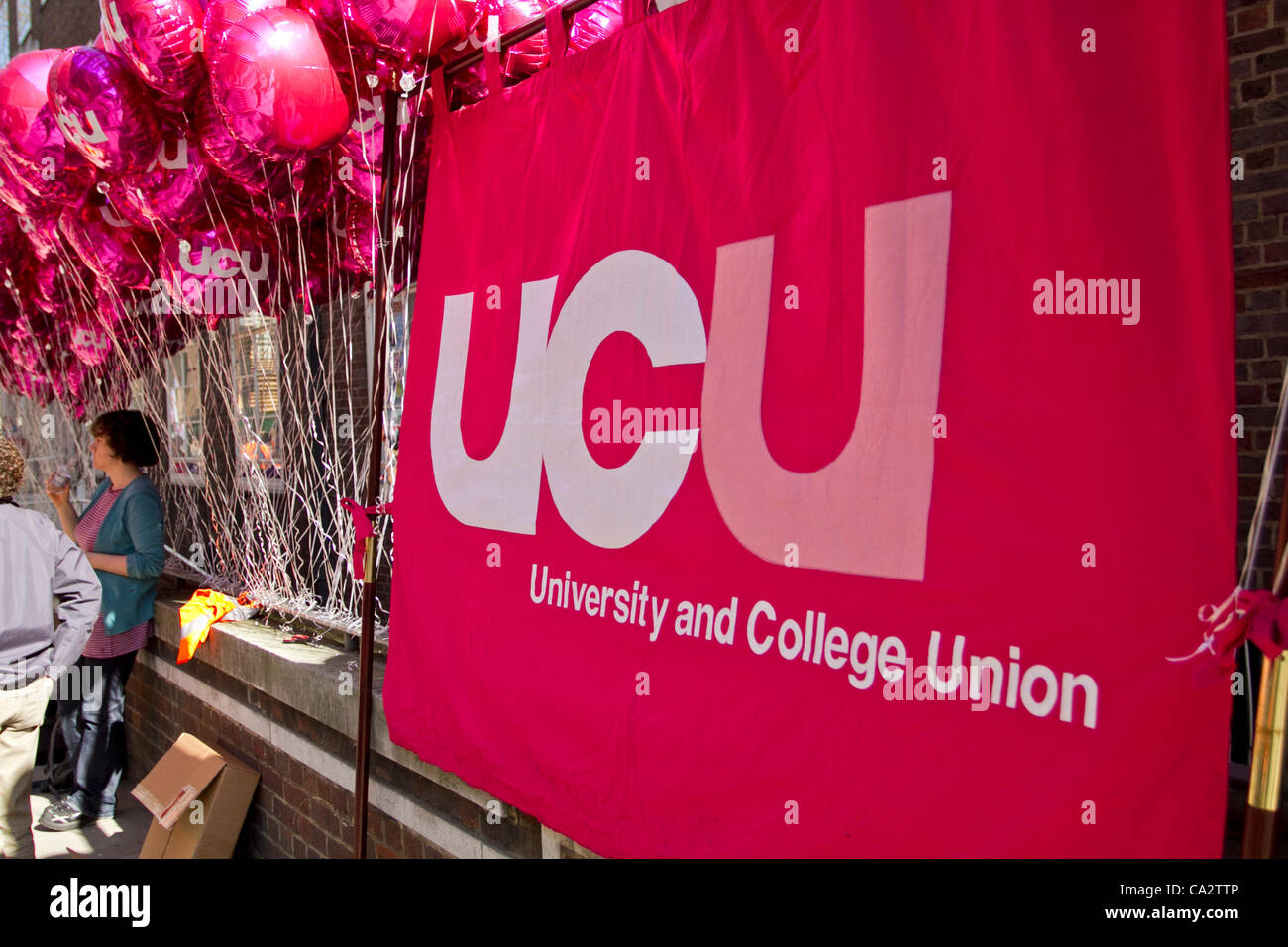 London, UK, 28032012.Teachers, Dozenten und Studenten marschierten die Straße. Mitglieder der Universität und (Mutter) der National Union of Teachers College Union (UCU) namens Streik heute gegen Rente. Mittwoch, 28. März 2012. Stockfoto