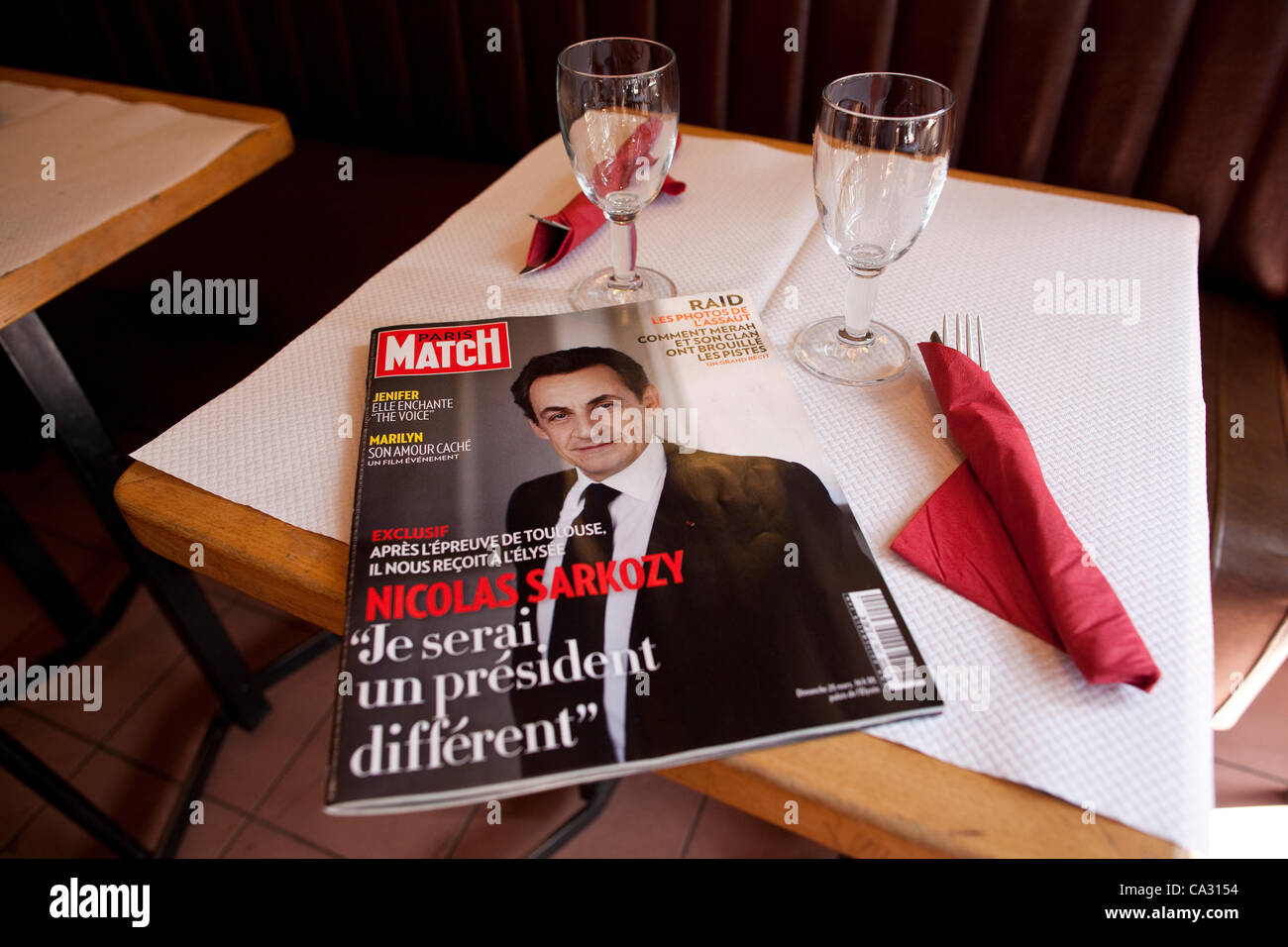 Paris, Frankreich. 29. März 2012. Bild zeigt die Paris Match Zeitschrift Interview mit dem französischen Präsidenten Nicolas Sarkozy (veröffentlicht 29. März 2012), links auf einem Tisch im Le Camelia Brasserie, Boulevard Garibaldi 75015 Paris, Frankreich. Stockfoto