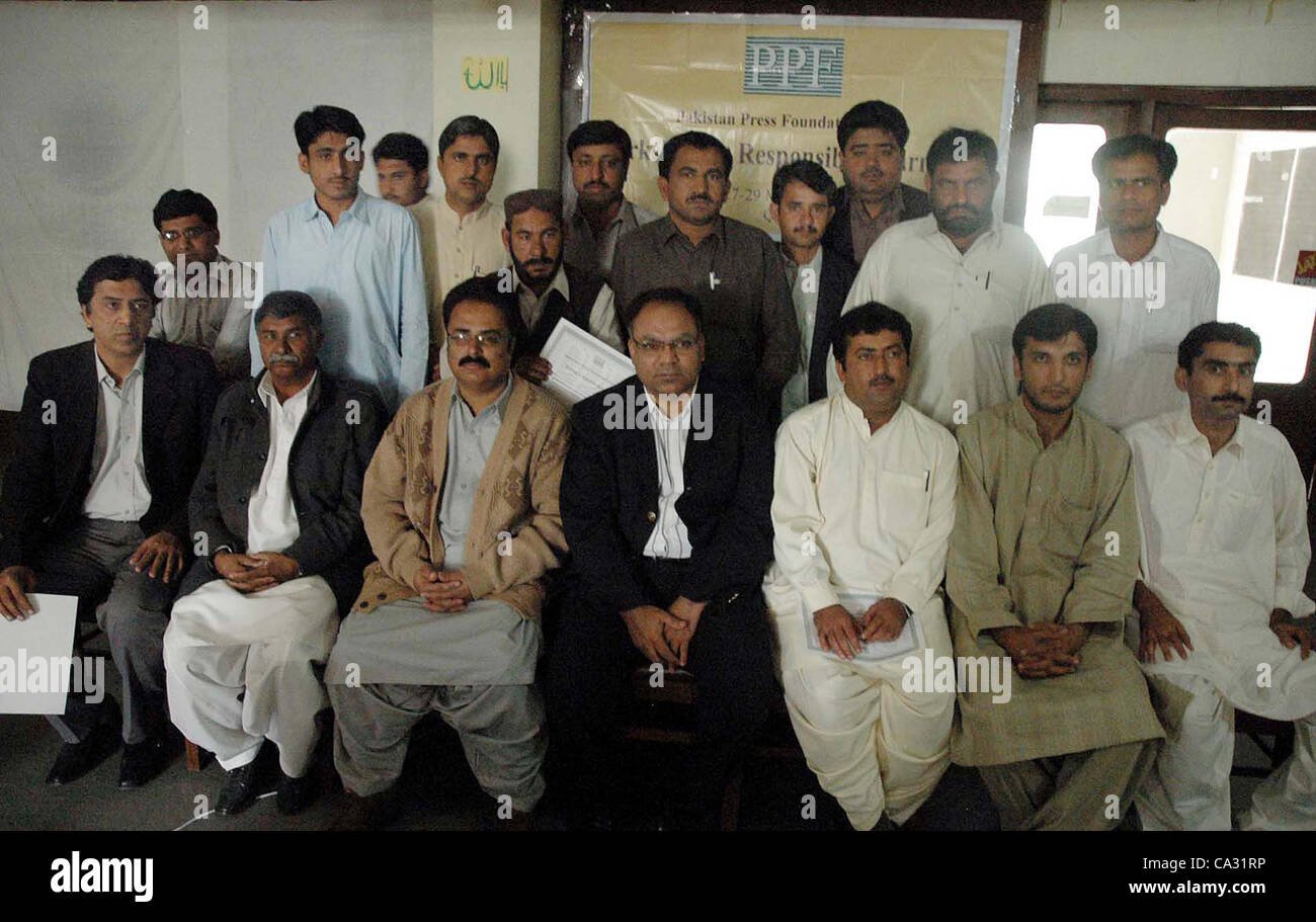 Senior Journalist Saeed Minhas im Gruppenbild mit den Teilnehmern an der abschließenden Sitzung des dreitägigen Workshops zu verantwortlichen Journalismus angeordnet durch Pakistan Presse Stiftung (PPF) in Quetta am Donnerstag, 29. März 2012 statt. Stockfoto