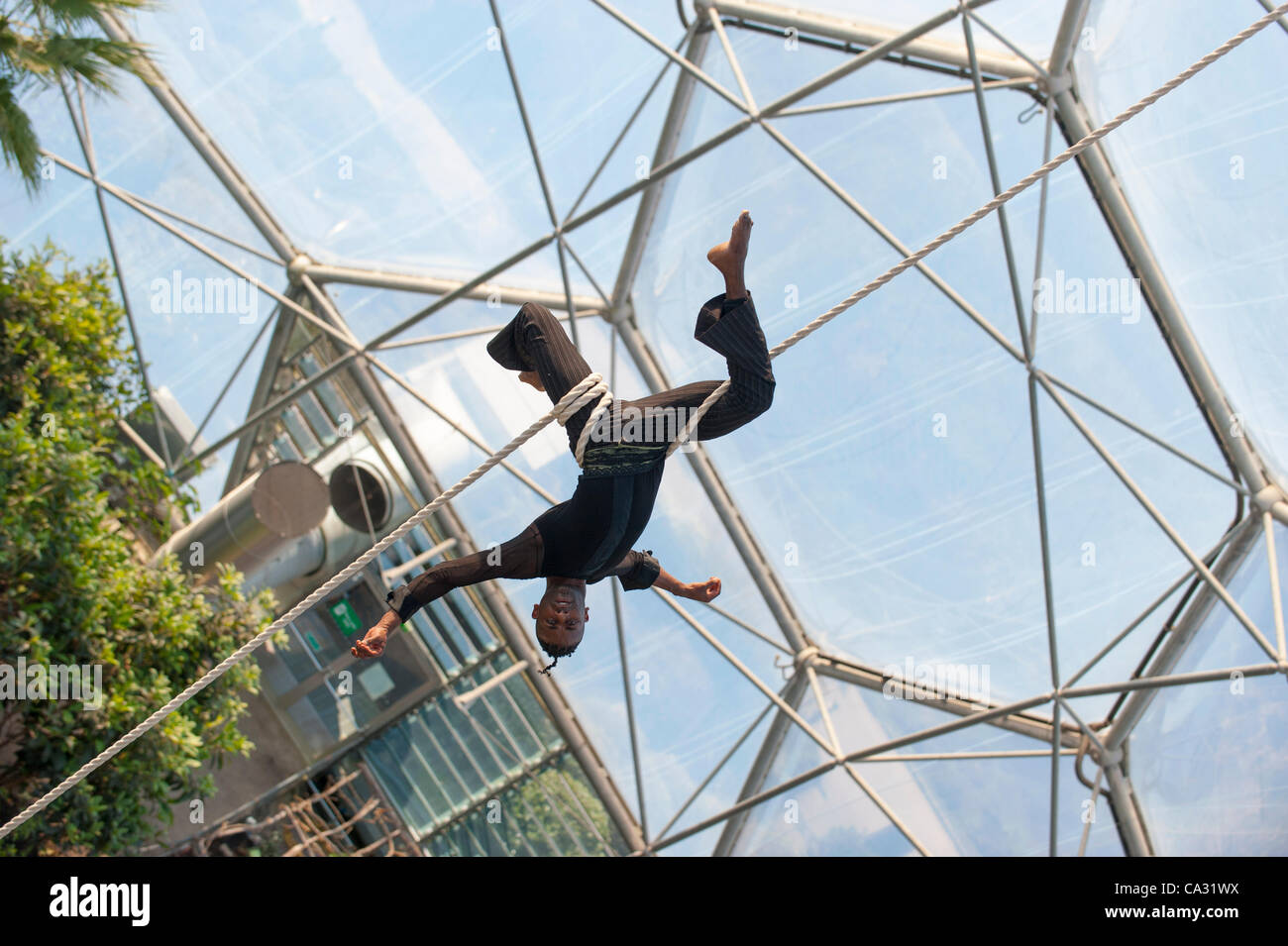 St Austell, Cornwall, UK. 29. März 2012. Mitglieder des Staatszirkus NoFit führen im Eden Project für den Presse-Launch ihrer neuen Show. Nach Ausverkauf-Erfolg im letzten Jahr wird der Zirkus im Juli 2012 wieder im Eden Project durchführen. Stockfoto