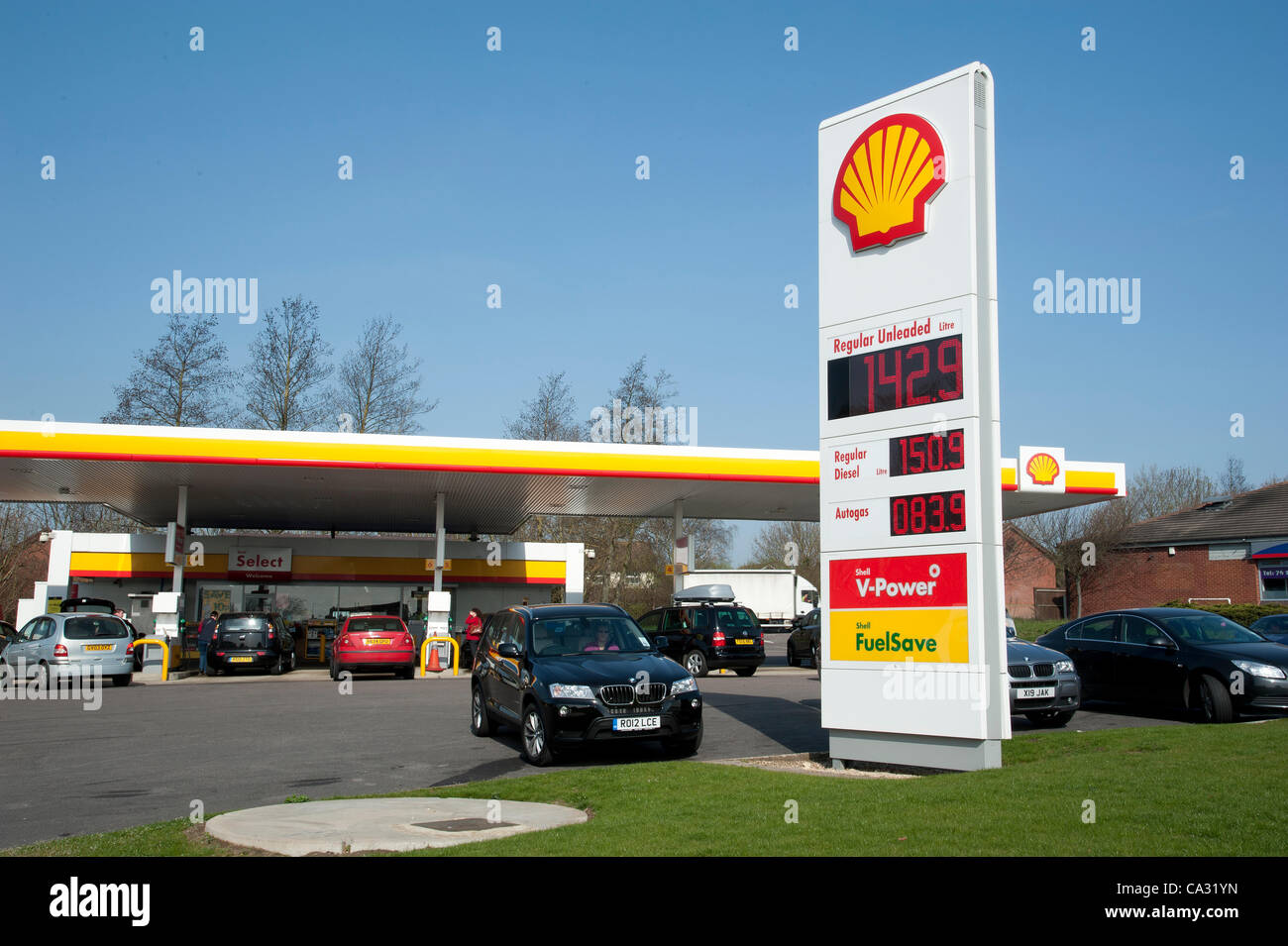Normalem Diesel Kraftstoffpreis tops £1,50 pro Liter an A Shell Unternehmen Station auf der A45 London Road Northampton England UK früher Stockfoto