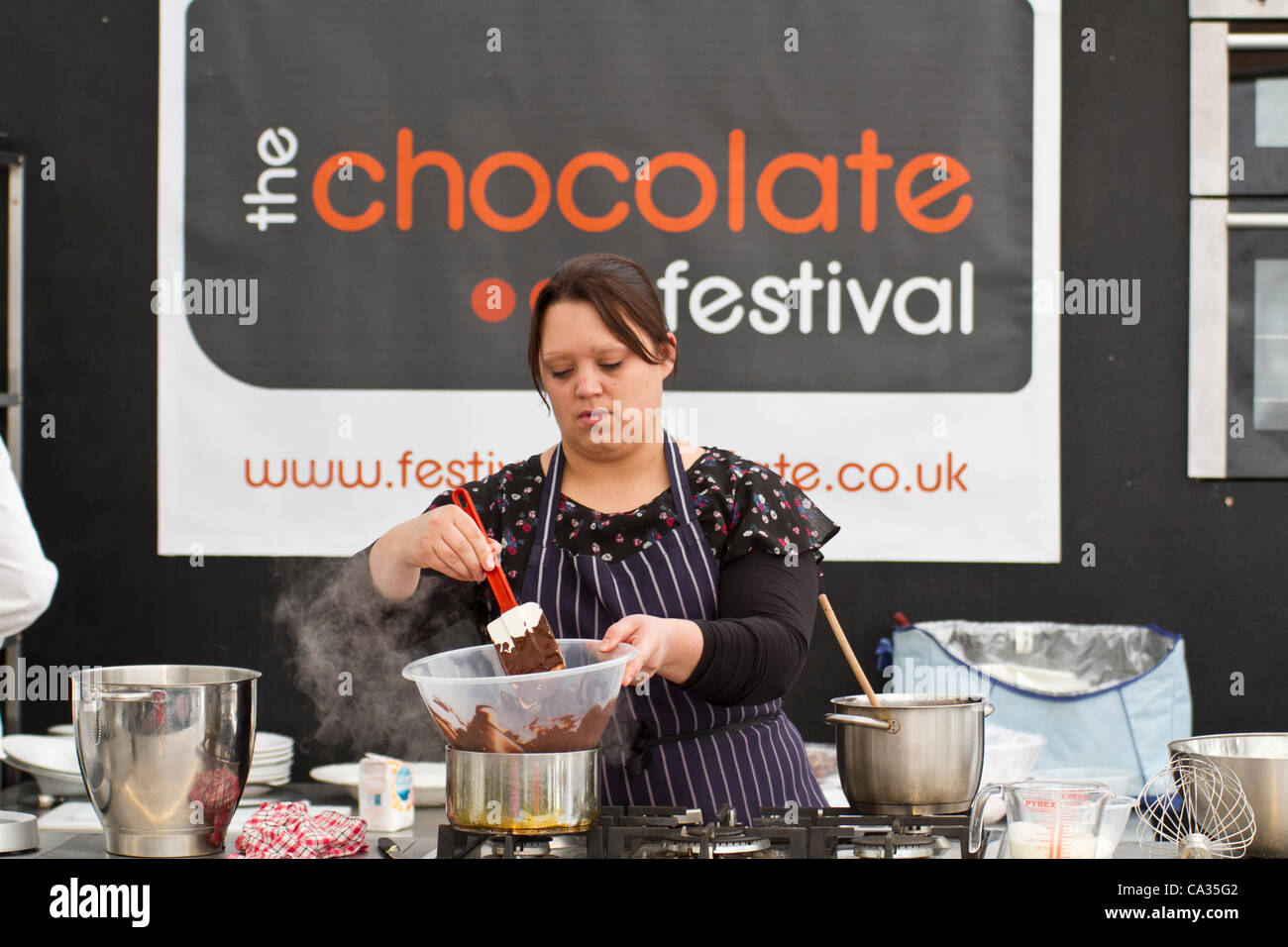 London, UK, 30032012. (Im Bild) Kochvorführung von Laura Amos 'Dessert Deli' am Schokoladenfest, Southbank Centre Square, London. Die fest Feier aller Dinge Schokolade. Stockfoto