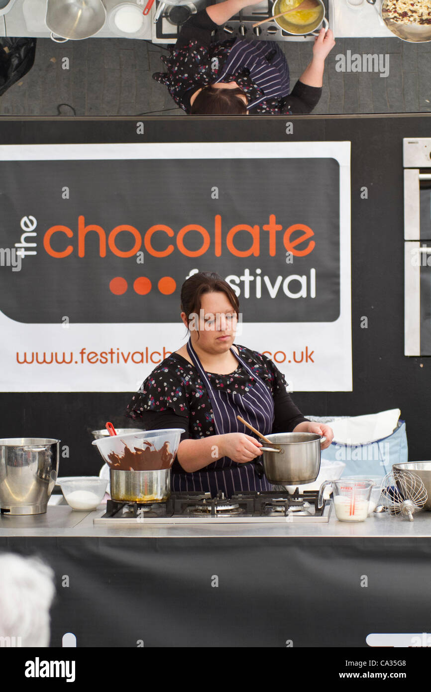 London, UK, 30032012. (Im Bild) Kochvorführung von Laura Amos 'Dessert Deli' am Schokoladenfest, Southbank Centre Square, London. Die fest Feier aller Dinge Schokolade. Stockfoto