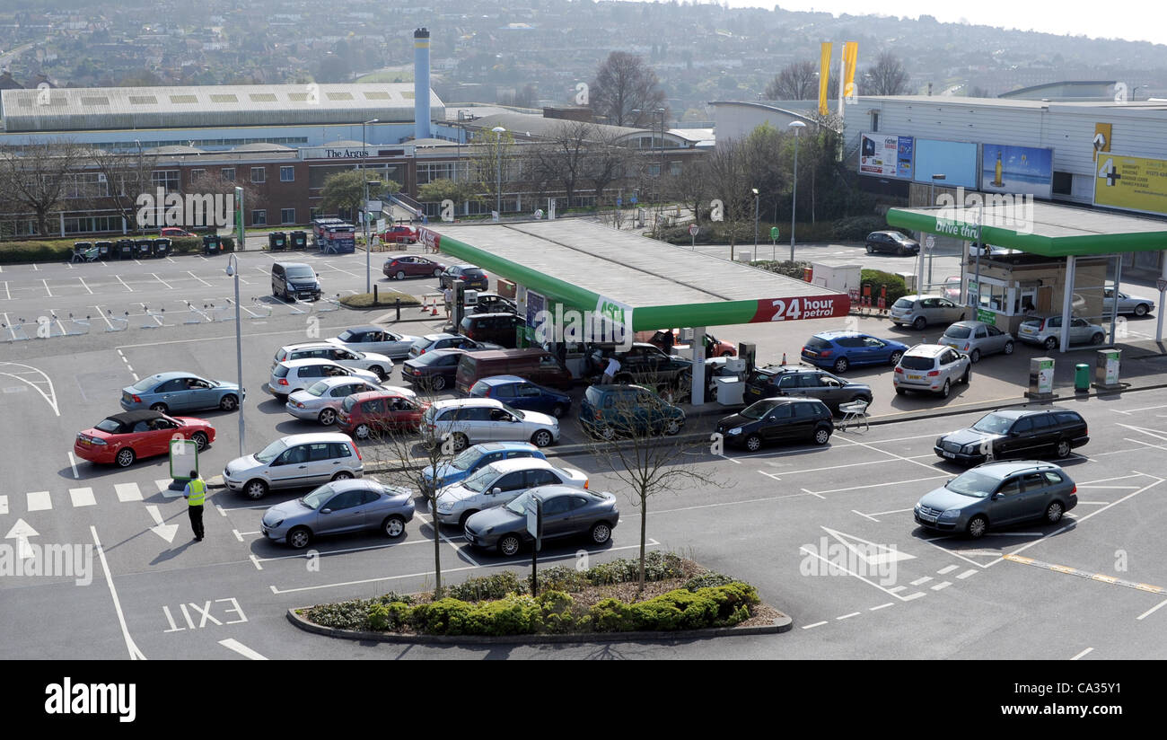 Freitag, 30. März 2012. Hollingbury, Brighton, UK Asda Personal Guide Verkehr auf den Vorplatz Benzin heute während Kraftstoff Panik UK Stockfoto