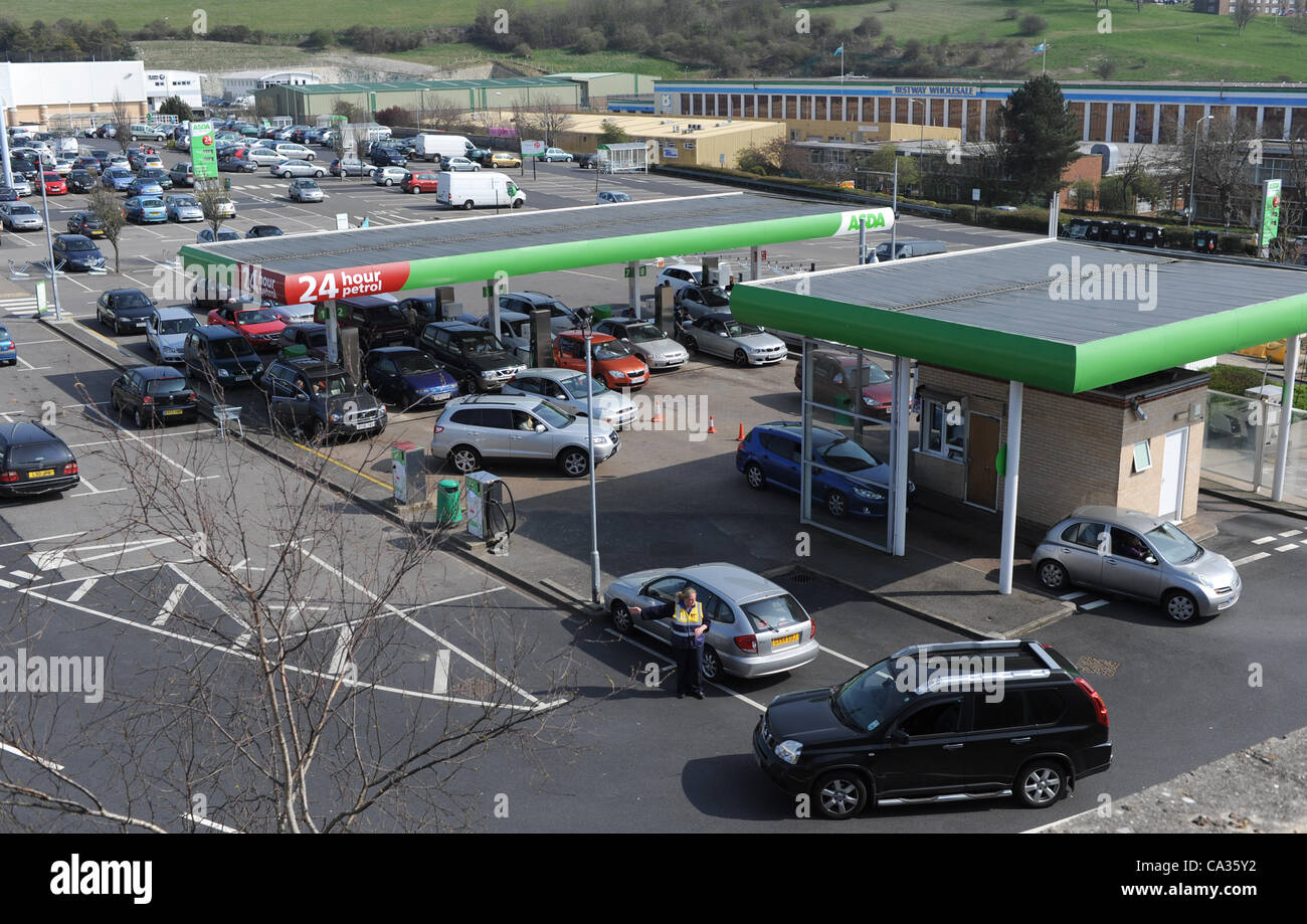 Freitag, 30. März 2012. Hollingbury, Brighton, UK Asda Personal Guide Verkehr auf den Vorplatz Benzin heute während Kraftstoff Panik UK Stockfoto