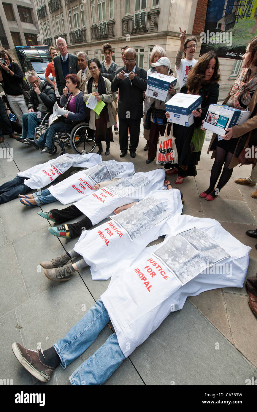 Ein Protest zur Unterstützung der Opfer der Katastrophe von Bhopal versucht, Sponsoring des Olympiastadions von Dow Chemicals zu stoppen. Eine Petition ist ein Mitglied der London Assembly Jackie Brook Doyle, Director of Communications bei LOCOG von Navin Shah übergeben.  2 neue Street Square, London, UK, 30. März 2012. Stockfoto