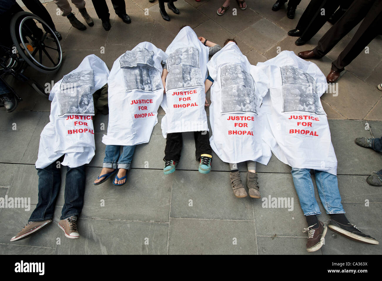 Ein Protest zur Unterstützung der Opfer der Katastrophe von Bhopal versucht, Sponsoring des Olympiastadions von Dow Chemicals zu stoppen. Eine Petition ist ein Mitglied der London Assembly Jackie Brook Doyle, Director of Communications bei LOCOG von Navin Shah übergeben.  2 neue Street Square, London, UK, 30. März 2012. Stockfoto