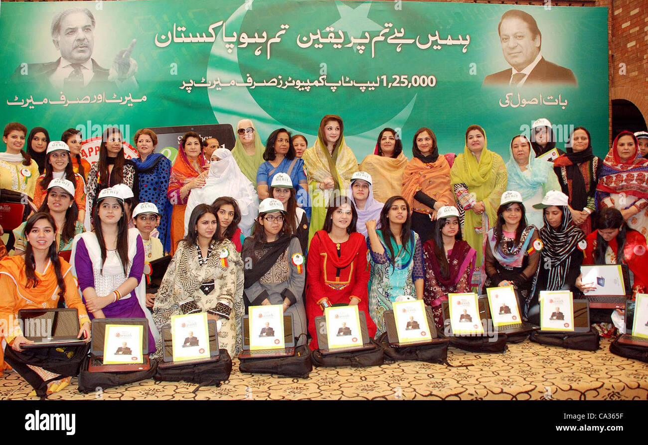 Moslemischer Liga-N Führer, Miriam Nawaz im Gruppenfoto mit Teilnehmern des Laptops Verteilung Zeremonie im Kinnaird College in Lahore am Freitag, 30. März 2012 statt. Stockfoto