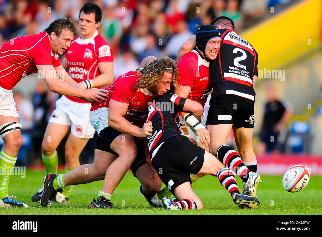 30.05.2012 Oxford, England. London Welsh Hooker (#2) Dan George (in der Scrum-GAP) verschüttet den Ball in der Bewältigung von Cornish Pirates Hooker (#2) Dave Ward in der ersten Hälfte der RFU Championship Finale Rückspiel-match zwischen London Welsh und Cornish Pirates im Kassam Stadium. Stockfoto