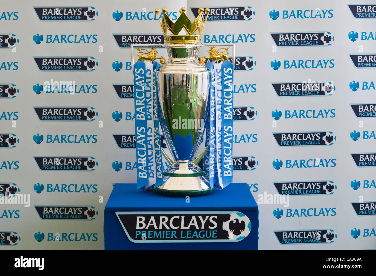 31. Mai 2012. Der Telegraph Hay Festival. Barclays Premier League Trophy beim Hay Festival. Hay-on-Wye, Powys, Wales, UK Stockfoto