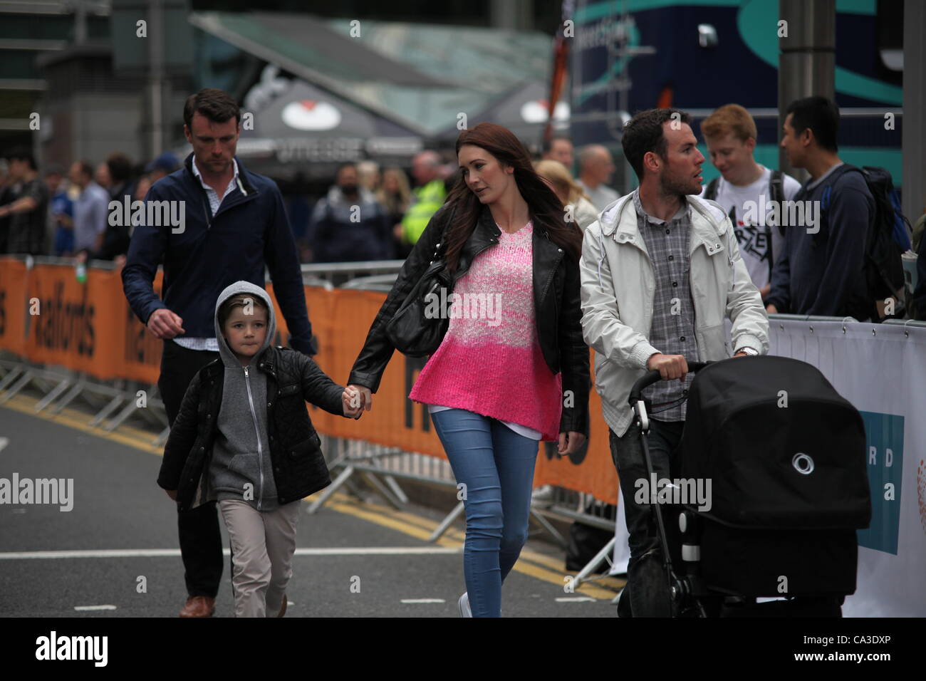 photo Mark Cavendish Children https www alamy de stockfoto mark cavendish rechts mit freundin peta todd mitte und kindern finn links und delilah grace im kinderwagen annaherung an die startlinie der stufe 7 der halfords tour series 2012 in canary wharf 40644094 html