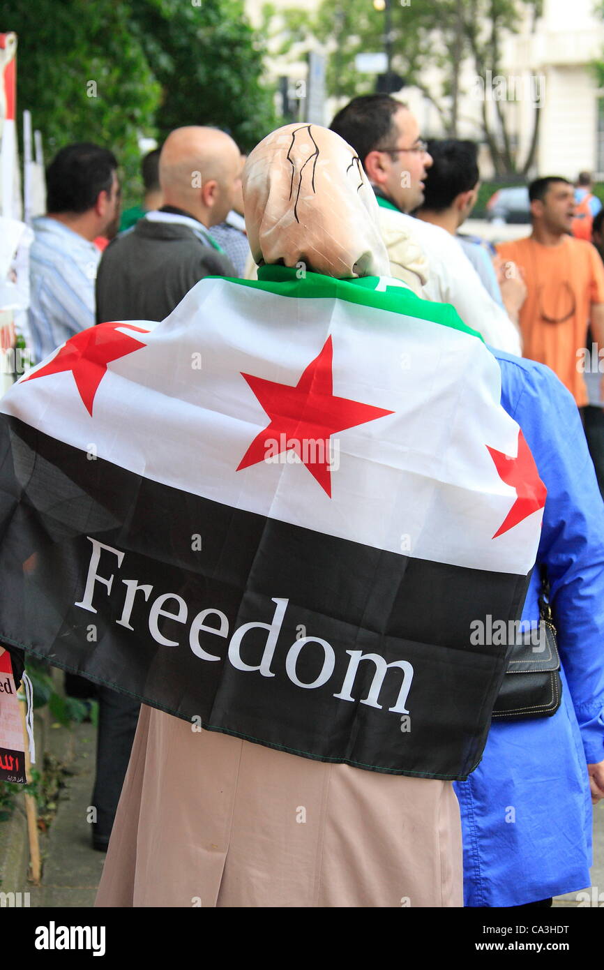 Freitag, 1. Juni 2012 Protest gegen syrische Botschaft in London, Demonstrant mit freien syrische Fahne drapiert über ihre Schultern vor der syrischen Botschaft in London. Kreditrahmen: Kredit: HOT SHOTS / Alamy Live News Stockfoto