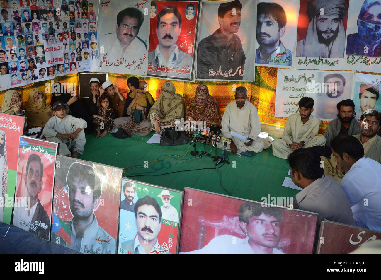 Mama Qadeer Baloch Adressierung zu einer Pressekonferenz in einem Hungerstreik Lager von Angehörigen der vermissten Person am Freitag. Die Redner fordern die Freilassung ihrer geliebten so bald wie möglich in Quetta 1. Juni 2012 Stockfoto