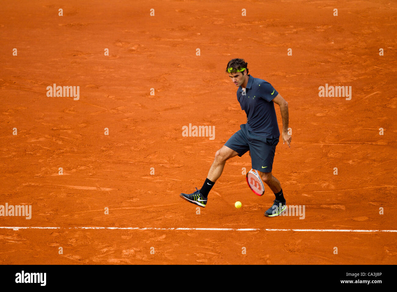 01.06.2012 Paris, Frankreich. Roger Federer in Aktion gegen Nicolas Mahut am 6. Tag der Französisch Open Tennis von Roland Garros. Stockfoto