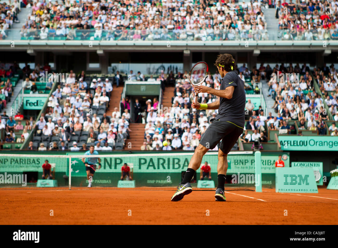 01.06.2012 Paris, Frankreich. Roger Federer in Aktion gegen Nicolas Mahut am 6. Tag der Französisch Open Tennis von Roland Garros. Stockfoto