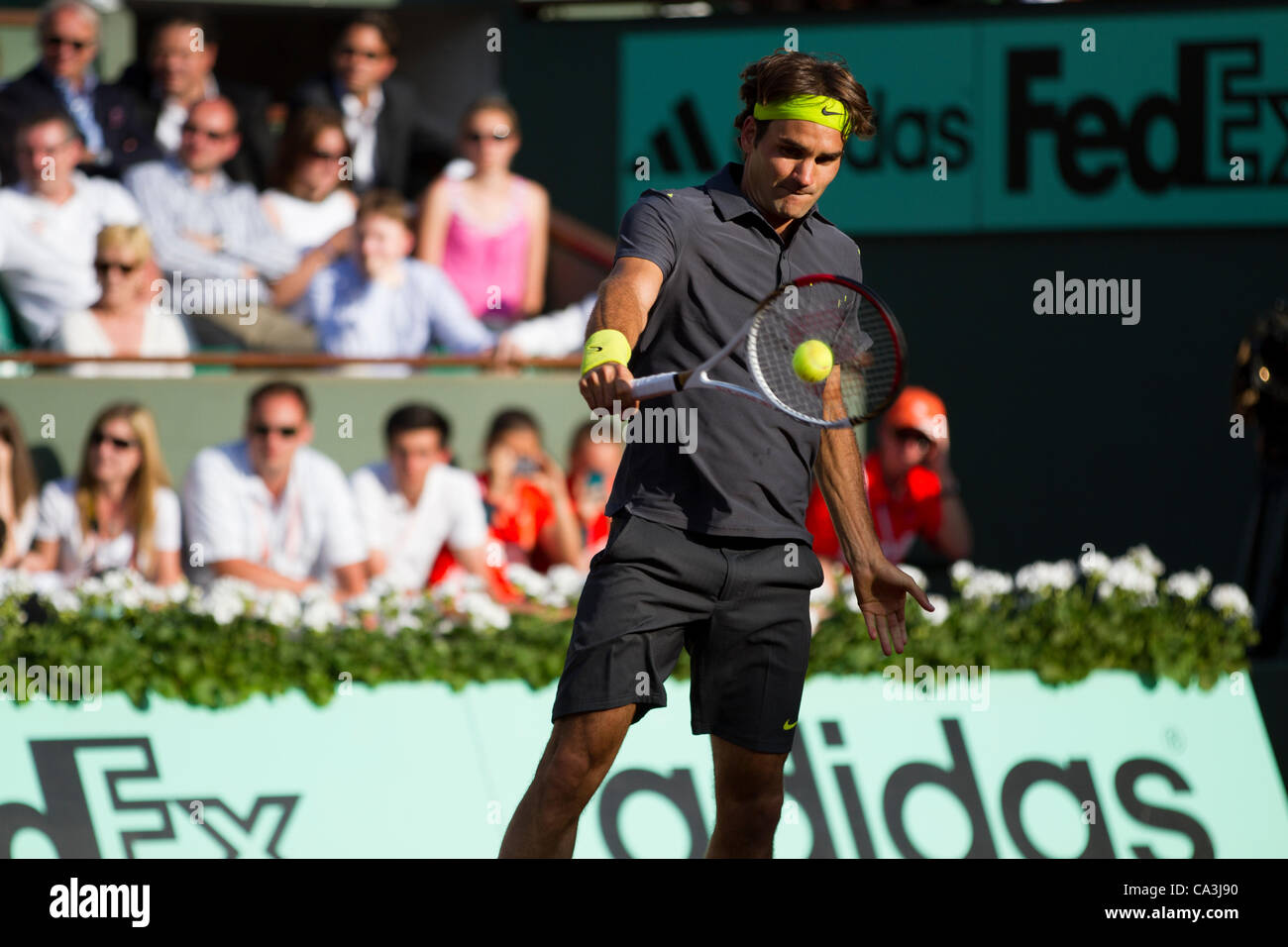 01.06.2012 Paris, Frankreich. Roger Federer in Aktion gegen Nicolas Mahut am 6. Tag der Französisch Open Tennis von Roland Garros. Stockfoto