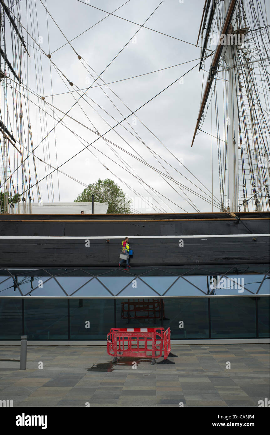 1. Juni 2012. Greenwich London, UK.  Reiniger auf der Cutty Sark. Die Tee-Clipper Cutty Sark wurde von Königin Elizabeth II am 29. April 2012, nach der Wiederherstellung nach einem Brand im Jahr 2007 wiedereröffnet. Stockfoto