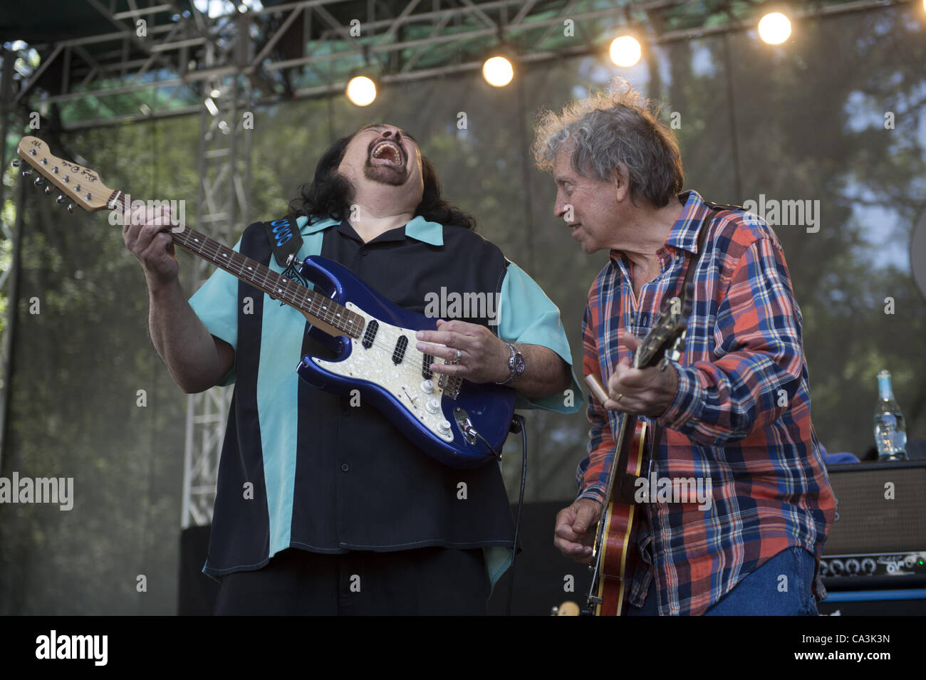 27. Mai 2012 - führen Aptos, CA, USA - Gitarristen COCO MONTOYA und ELVIN BISHOP live am 20. jährlichen Santa Cruz Blues Festival. (Kredit-Bild: © Jerome Brunet/ZUMAPRESS.com) Stockfoto