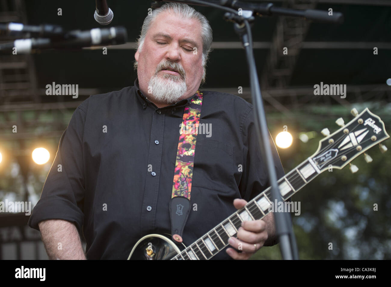 26. Mai 2012 - Aptos, CA, USA - Gitarrist DAVID HIDALGO von der Band LOS LOBOS tritt am 20. jährlichen Santa Cruz Blues Festival. (Kredit-Bild: © Jerome Brunet/ZUMAPRESS.com) Stockfoto