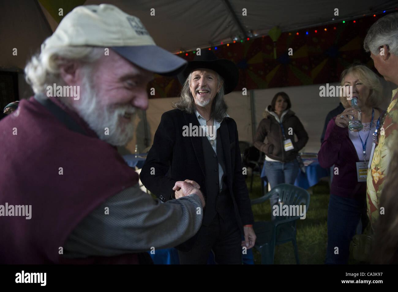 26. Mai 2012 grüßt - Aptos, CA, USA - Gitarrist PATRICK SIMMONS von der Band THE DOOBIE BROTHERS Fans hinter den Kulissen am 20. jährlichen Santa Cruz Blues Festival. (Kredit-Bild: © Jerome Brunet/ZUMAPRESS.com) Stockfoto