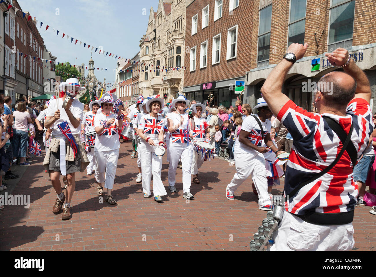 Chichester UK Samstag, 2. Juni 2012. Drum- und Percussion-Band in der Chichester Jubiläum Prozession durch die Stadt anlässlich der Königin Diamond Jubilee Stockfoto