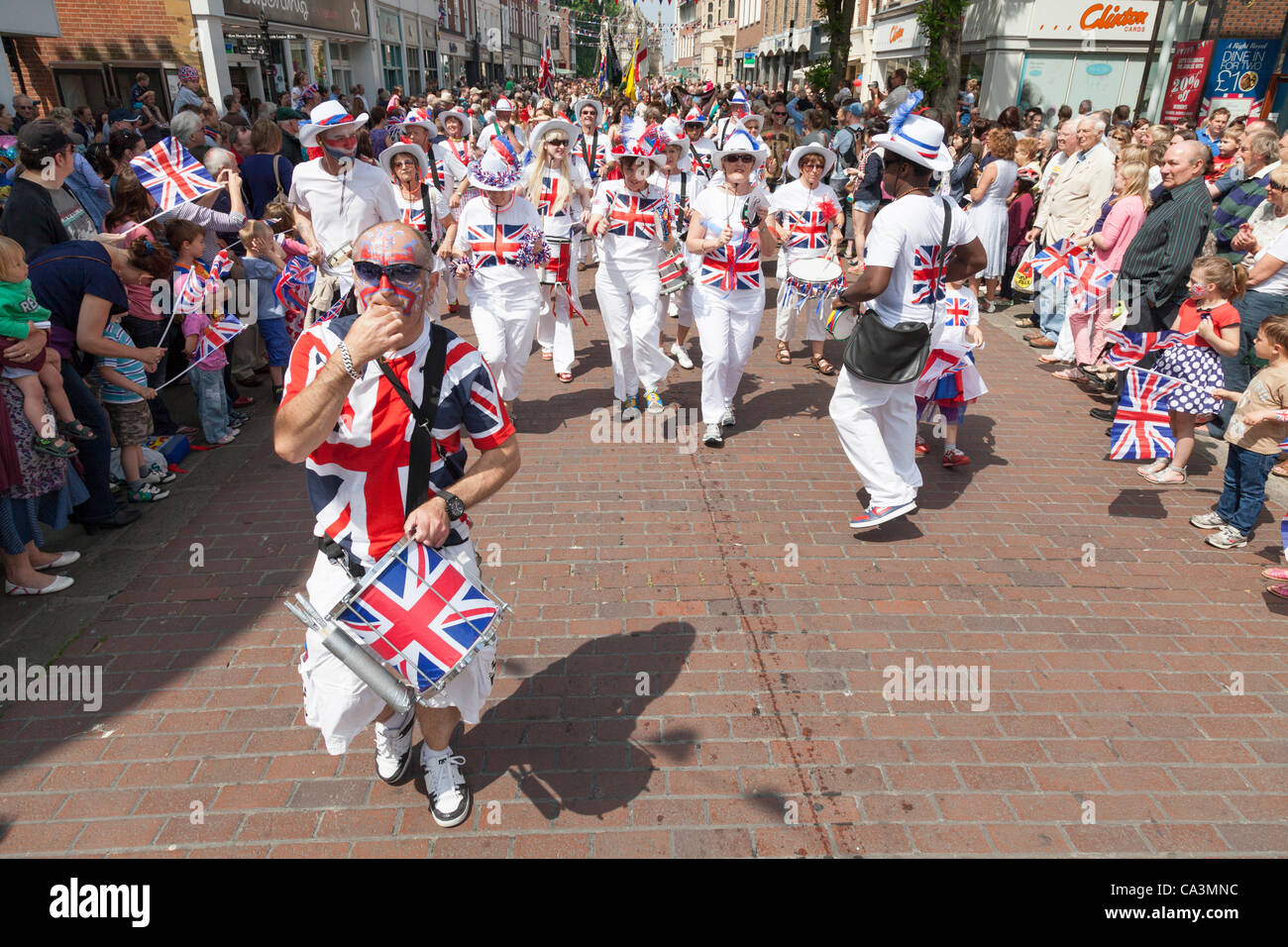 Chichester UK Samstag, 2. Juni 2012. Drum- und Percussion-Band in der Chichester Jubiläum Prozession durch die Stadt anlässlich der Königin Diamond Jubilee Stockfoto