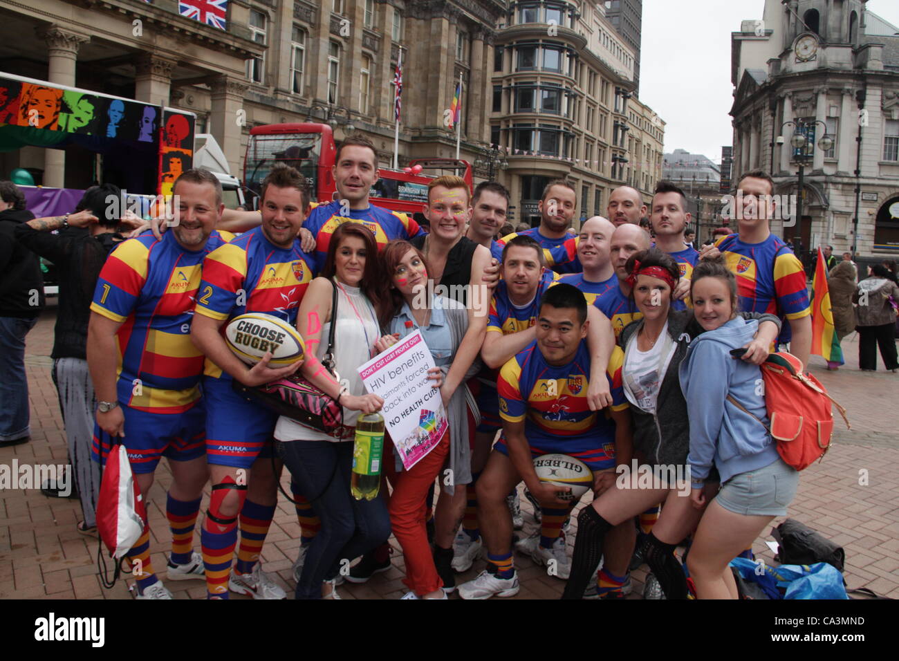 Sponsoren des Birminghams Gay Rugby-Teams, die Bilder mit den Zuschauern bei Birmingham Stolz 2012 in Birmingham, 2. Juni 2012 Stockfoto