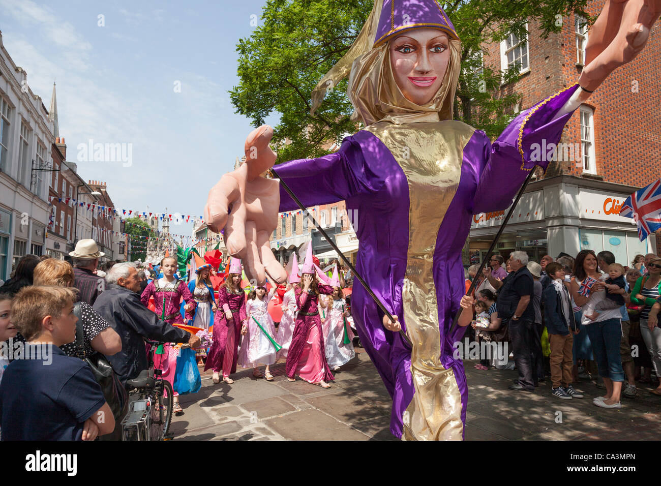 Riesige Karneval Charakter der mittelalterlichen Dame Parade Chichester City centre, diamantene Thronjubiläum der Queen zu feiern. Stockfoto