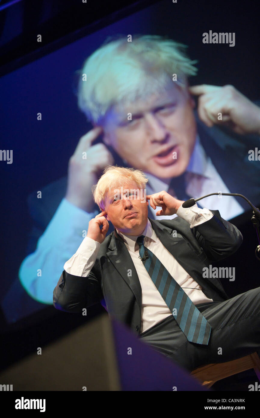Samstag, 2. Juni 2012. Hay-on-Wye, UK. Boris Johnson, Bürgermeister von London, im Gespräch mit dem Publikum auf dem Telegraph Hay Festival. Photo Credit: Graham M. Lawrence/Alamy Live-Nachrichten. Stockfoto
