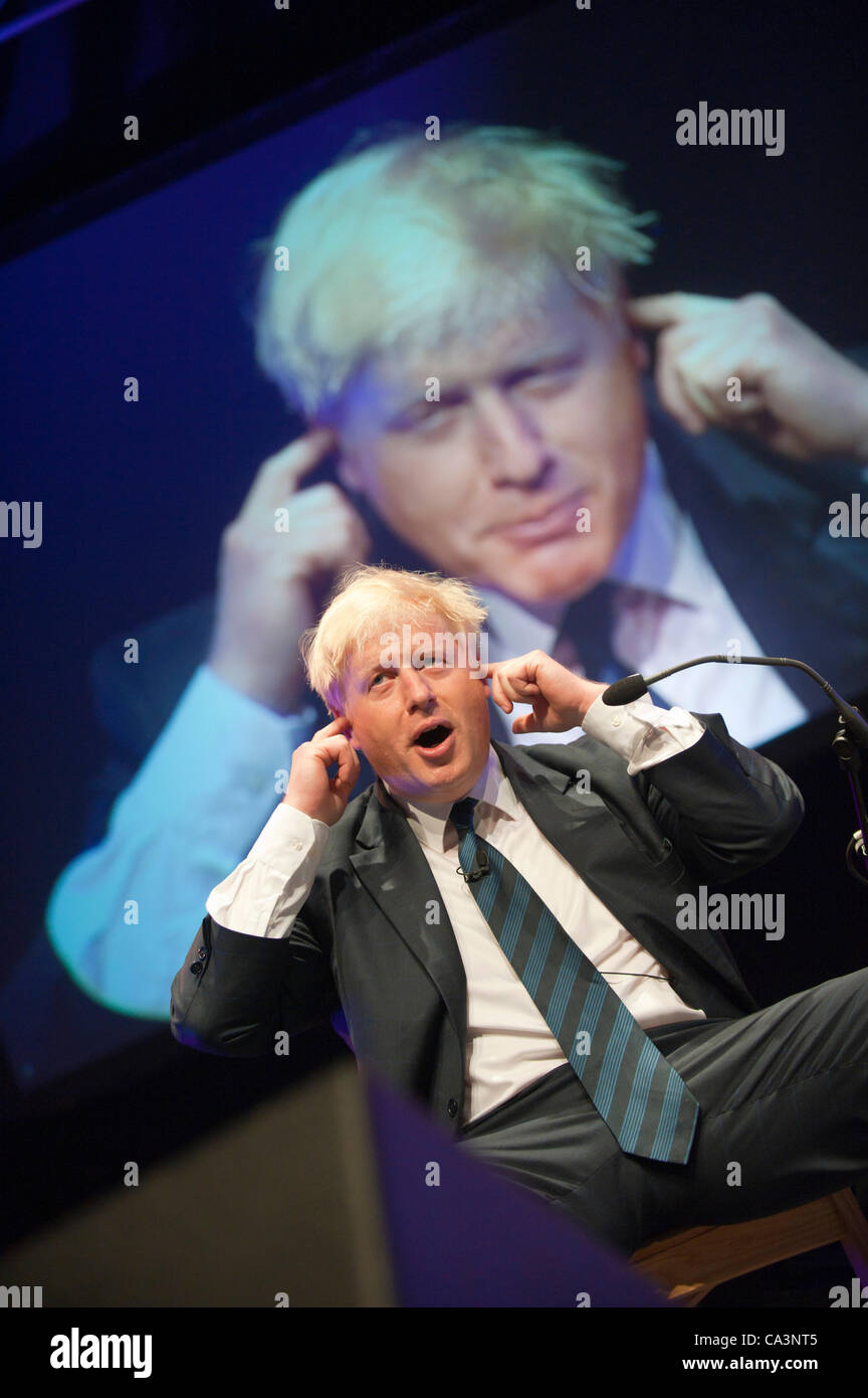 Samstag, 2. Juni 2012. Hay-on-Wye, UK. Boris Johnson, Bürgermeister von London, im Gespräch mit dem Publikum auf dem Telegraph Hay Festival. Photo Credit: Graham M. Lawrence/Alamy Live-Nachrichten. Stockfoto
