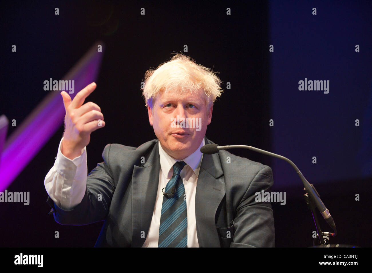 Samstag, 2. Juni 2012. Hay-on-Wye, UK. Boris Johnson, Bürgermeister von London, im Gespräch mit dem Publikum auf dem Telegraph Hay Festival. Photo Credit: Graham M. Lawrence/Alamy Live-Nachrichten. Stockfoto