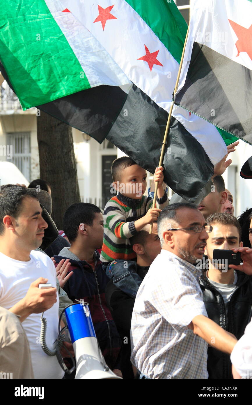 Samstag, 2. Juni 2012 zeigen Demonstranten aus Syrien Freizügigkeit außerhalb der saudischen Botschaft in London.  Kreditrahmen: Kredit: HOT SHOTS / Alamy Live News Stockfoto