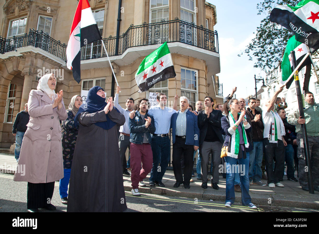 LONDON, UK, 2. Juni. 2012 die syrischen Demonstranten zogen auf die Botschaft von Saudi-Arabien in Mayfair, wo sie ihren Protest vor der Botschaft unter der Aufsicht der Polizei weiter. Stockfoto