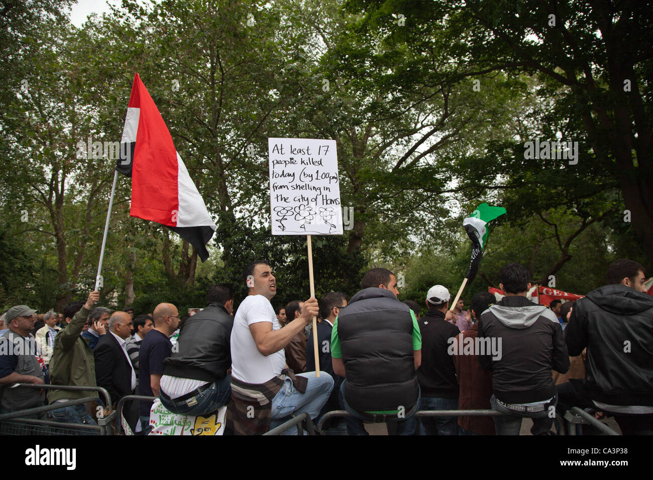 LONDON, UK, 2. Juni 2012 Syrer protestieren außerhalb ihrer Botschaft durch Veränderung und Parolen schreien, Banner und Fahnen mit gedrückter. Stockfoto