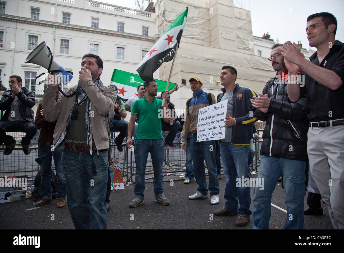 London, UK. 2. Juni 2012 versammelten sich rund 100 Demonstranten vor der syrischen Botschaft, wie sie ihren Protest gegen das Assad-Regime weiter. Sie zogen auf die Botschaft von Saudi-Arabien in Mayfair, wo sie ihren Protest unter der Aufsicht der Polizei weiter. Stockfoto