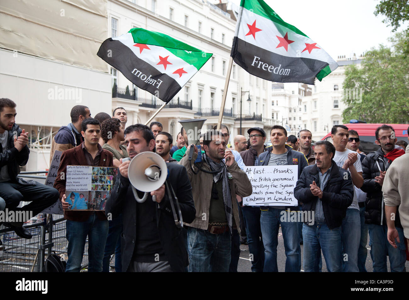 London, UK. 2. Juni 2012 Syrer vor ihrer Botschaft in London protestieren gegen das Assad-Regime mit Fahnen und Megaphone. Stockfoto
