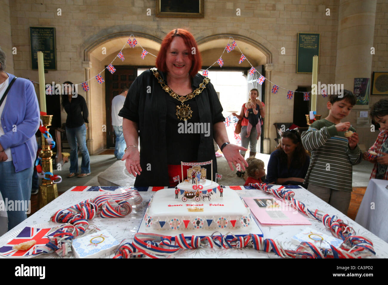 London, Vereinigtes Königreich, 06.02.2012. Der Bürgermeister von Camden, Stadtrat Heather Johnson präsentiert einen Kuchen zum Gedenken an die Königin Diamond Jubilee Stockfoto