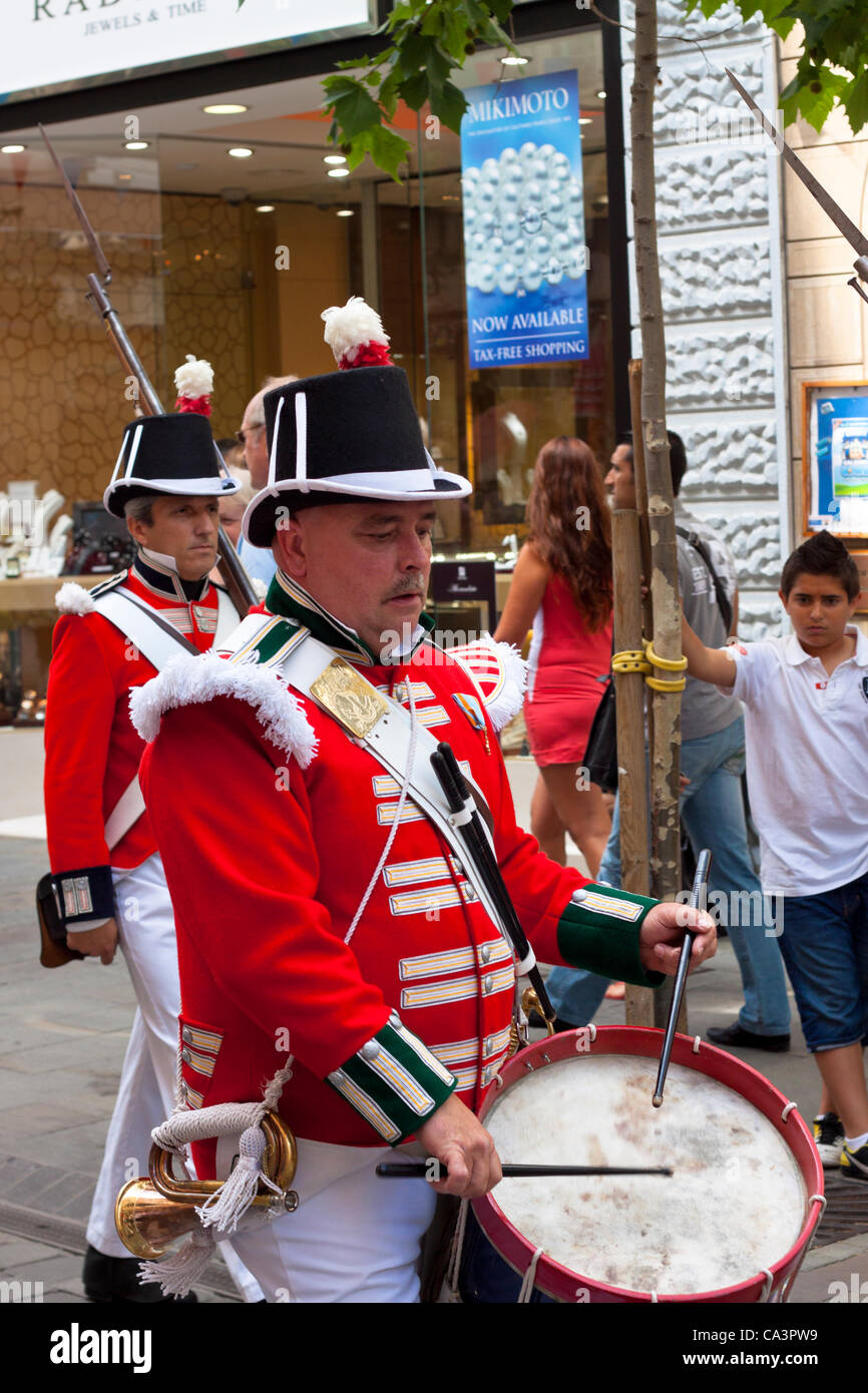 Gibraltar, Großbritannien. Samstag, 2. Juni 2012. Königin der Krönung königlichen Salutschüsse. Das Diamant-Jubiläum von Königin Elizabeth II. Die internationale Feier im Jahr 2012 zum 60 Jahrestag der Herrschaft der Königin. Stockfoto