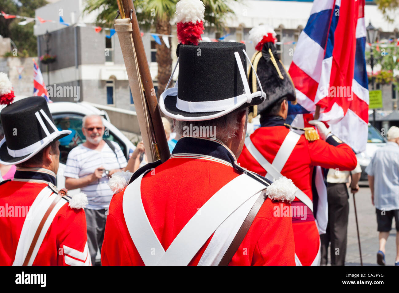 Gibraltar, Großbritannien. Samstag, 2. Juni 2012. Königin der Krönung königlichen Salutschüsse. Das Diamant-Jubiläum von Königin Elizabeth II. Die internationale Feier im Jahr 2012 zum 60 Jahrestag der Herrschaft der Königin. Stockfoto